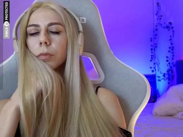 -Light-Fury- broadcasting live