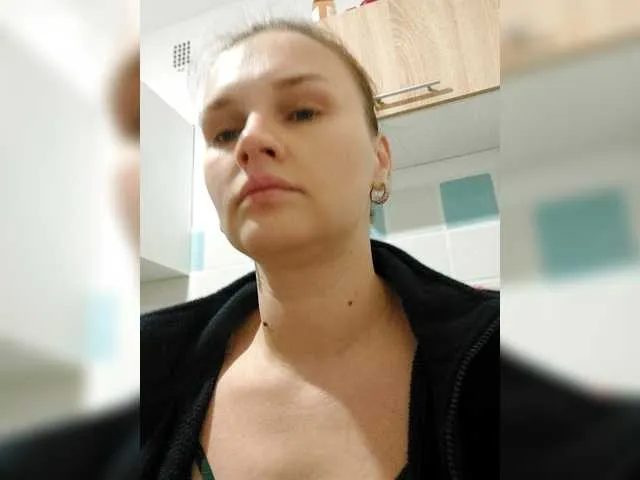 LisaLovHoney broadcasting live