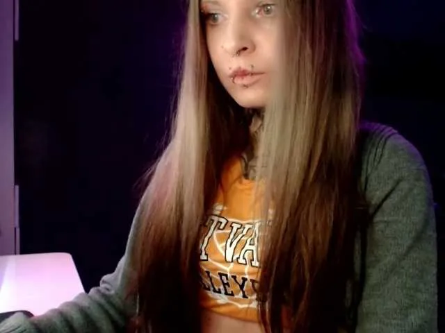 LisaModel broadcasting live