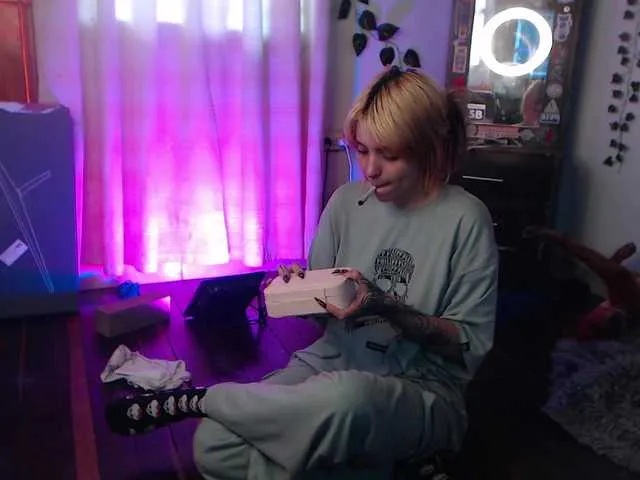 MaryJannes broadcasting live