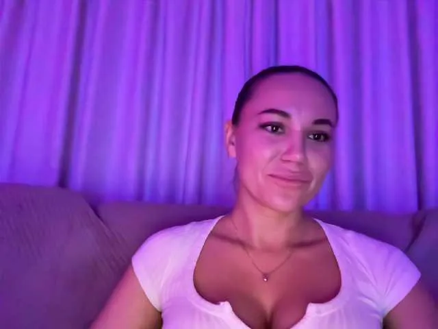 QWEENII broadcasting live