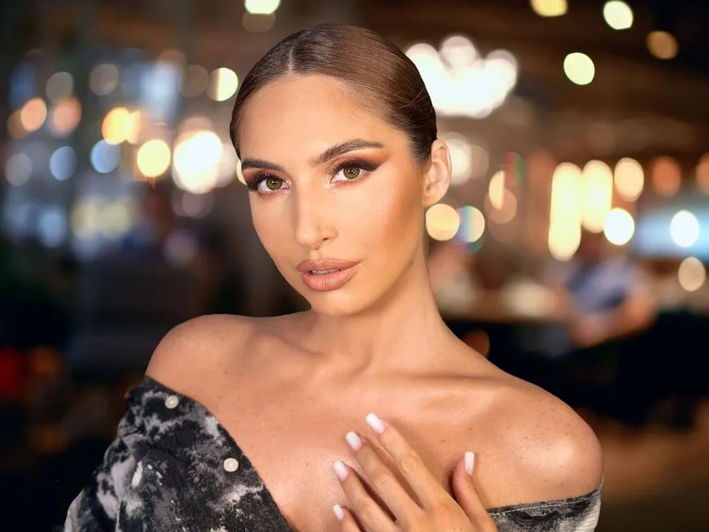 EllieSin broadcasting live