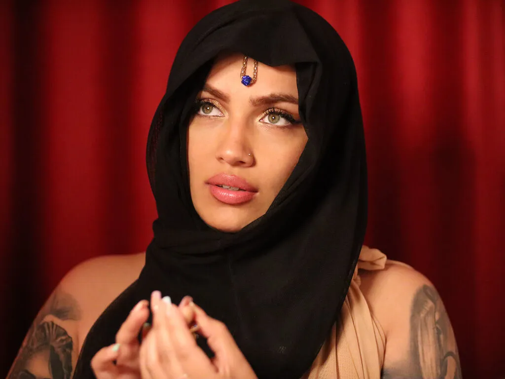 LuciaLyone broadcasting live