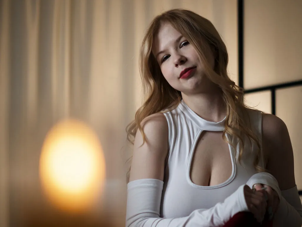 MayGell broadcasting live