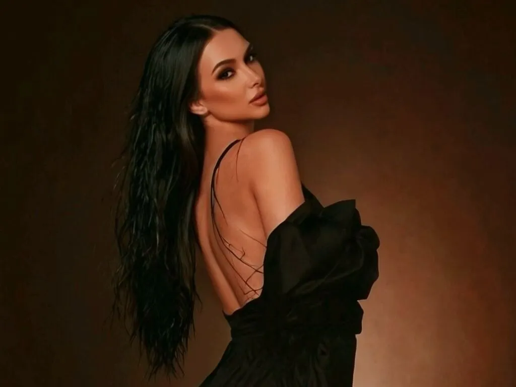 Raisa broadcasting live