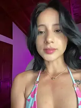 Ale_Lewis broadcasting live