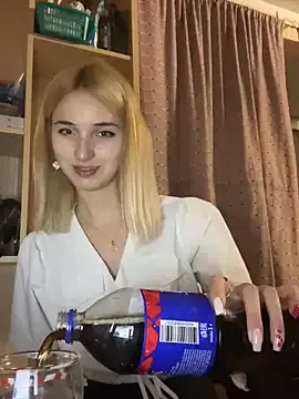 DollyTall broadcasting live