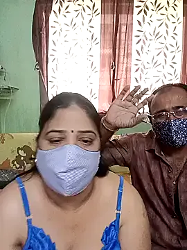 HoneyHush broadcasting live