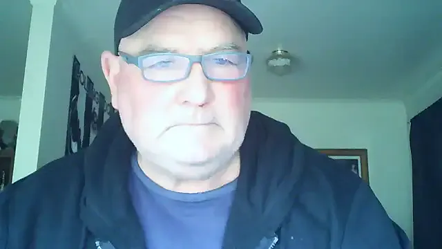 KINKYBLUEYES69 broadcasting live