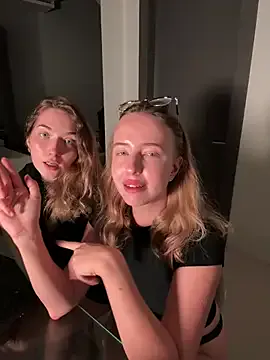 Nura_n_Sarah broadcasting live