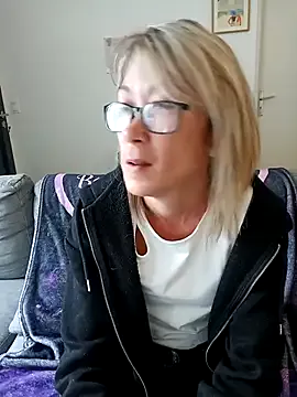 Timide_girl17 broadcasting live